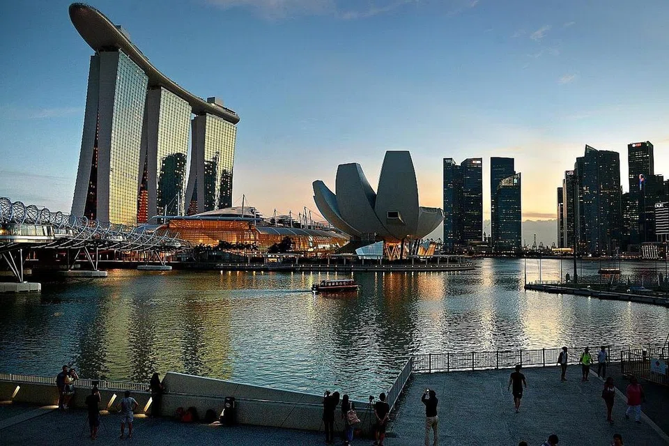 MENYIMPAN KHAZANAH NEGARA: Di bawah ketenangan air di Marina Bay tersimpan khazanah negara yang tidak ternilai. - Foto fail THE STRAITS TIMES