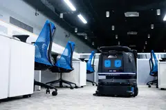 ROBOT PEMBERSIHAN PINTAR: Robot pembersihan R3 Vac, sebuah produk syarikat LionsBot, sedang membersihkan sebuah ruang pejabat. Syarikat itu berada di tempat kelima dalam Senarai Syarikat Paling Pesat Berkembang Singapura. 