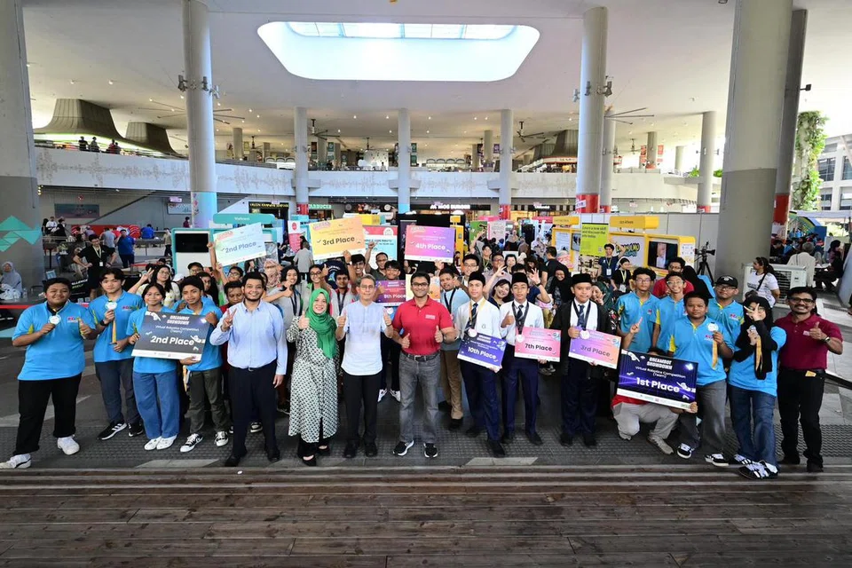 (Barisan hadapan tiga dari kiri) Menteri Negara (Ehwal Dalam Negeri merangkap Pembangunan Negara), Profesor Madya Dr Muhammad Faishal Ibrahim, bergambar bersama pemenang pertandingan robotik anjuran Universiti Teknologi dan Reka Bentuk Singapura (SUTD). 
