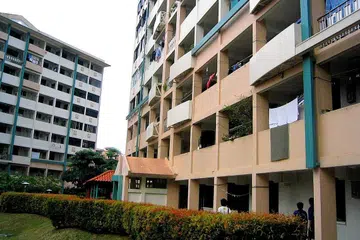 KIAN DAPAT PERHATIAN: Meskipun sudah lama dibina - dalam 1970-an - flat-flat tiga bilik seperti di Commonwealth Close ini semakin laris kerana saiz lebih besar purata 60 meter persegi. - Foto fail