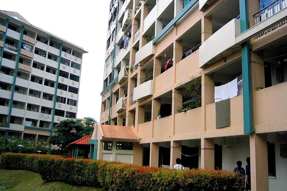 KIAN DAPAT PERHATIAN: Meskipun sudah lama dibina - dalam 1970-an - flat-flat tiga bilik seperti di Commonwealth Close ini semakin laris kerana saiz lebih besar purata 60 meter persegi. - Foto fail