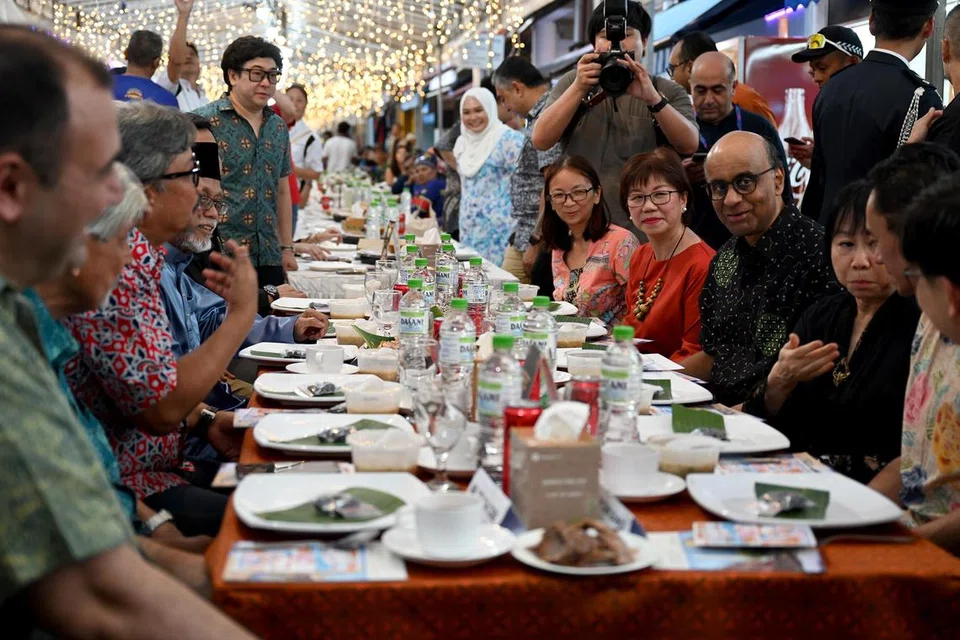 Seramai 1,500 pengunjung dan penerima bantuan menghadiri acara  berbuka puasa bersama Presiden Tharman dan isterinya, Puan Jane Ittogi, pada 23 Mac di Arab Street.