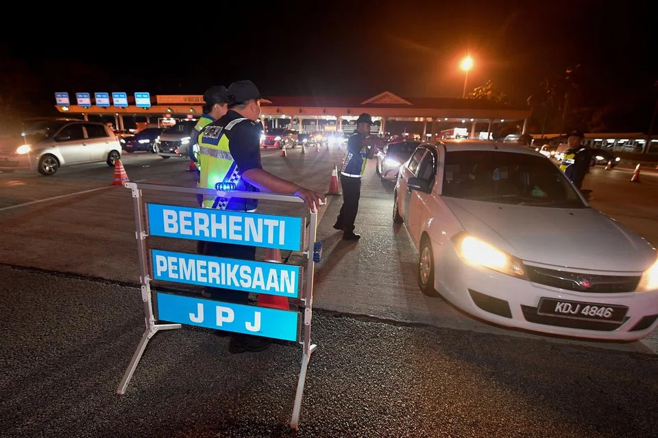 Anggota Jabatan Pengangkutan Jalan (JPJ) memeriksa kenderaan pada penutup Ops Hari Raya Aidilfitri 2025 Negeri Selangor di Plaza Tol Kota Kemuning.