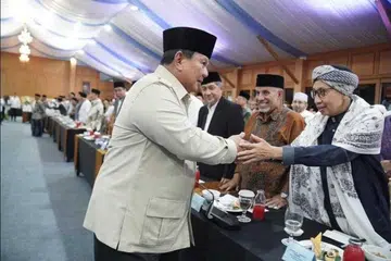 Presiden Prabowo Subianto mengadakan pertemuan dengan para kiai dan pemimpin organisasi masyarakat Islam di Istana Presiden, Jakarta, pada Khamis, 5 Mac 2026. Pertemuan itu menjadi ruang perbincangan antara pemerintah dan pemimpin agama bagi bertukar pandangan mengenai pelbagai isu strategik, termasuk perkembangan dalam negara dan di peringkat global.