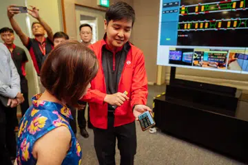 OVERWATCH SMRT: Sistem Overwatch yang bakal digunakan di laluan Utara-Selatan dan Timur-Barat (NSEWL) menjelang akhir 2024 dilancarkan oleh Menteri Negara kanan (Kemampanan dan Sekitaran merangkap Pengangkutan), Dr Amy Khor (kiri), di Depoh Ki Chuan