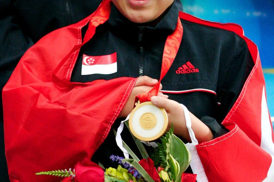 Perenang kurang upaya Singapura, Yip Pin Xiu, 16 tahun, bersama pingat emas yang dimenanginya dalam acara 50m kuak lentang di Sukan Paralimpik Beijing. Beliau mencatat masa 58.75 saat di perlawanan akhir, selepas mencipta rekod dunia 57.92 saat di pusingan saringan.