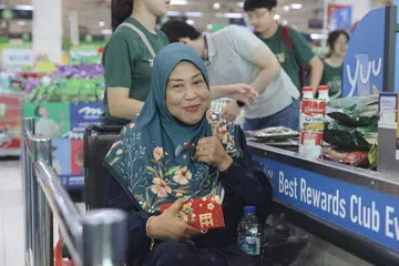 Salah seorang insan OKU berbelanja Raya dengan bantuan BYSD.