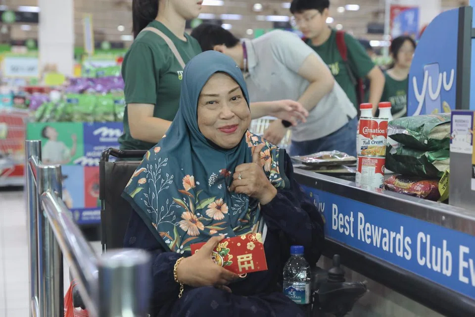 Salah seorang insan OKU berbelanja Raya dengan bantuan BYSD.