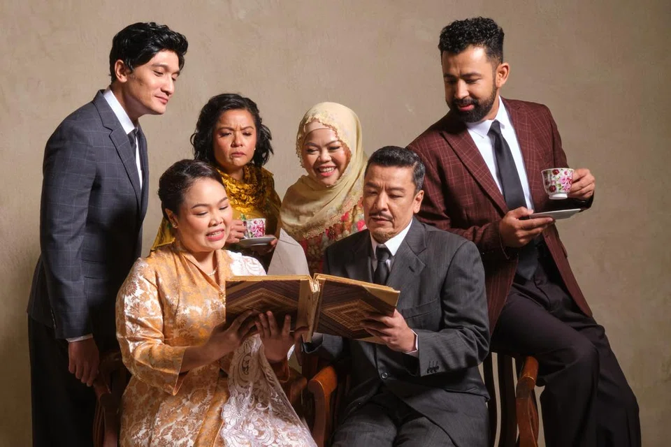 Antara barisan pelakon yang terlibat dalam pementasan, ‘Yusof: Portrait of a President’ yang diterajui Teater Ekamatra termasuk (duduk, depan) Siti Khalijah Zainal (Siti K), Sani Hussin, (barisan belakang, dari kiri) Fauzie Laily, Farah Ong, Dalifah Shahril dan Ghafir Akbar.
