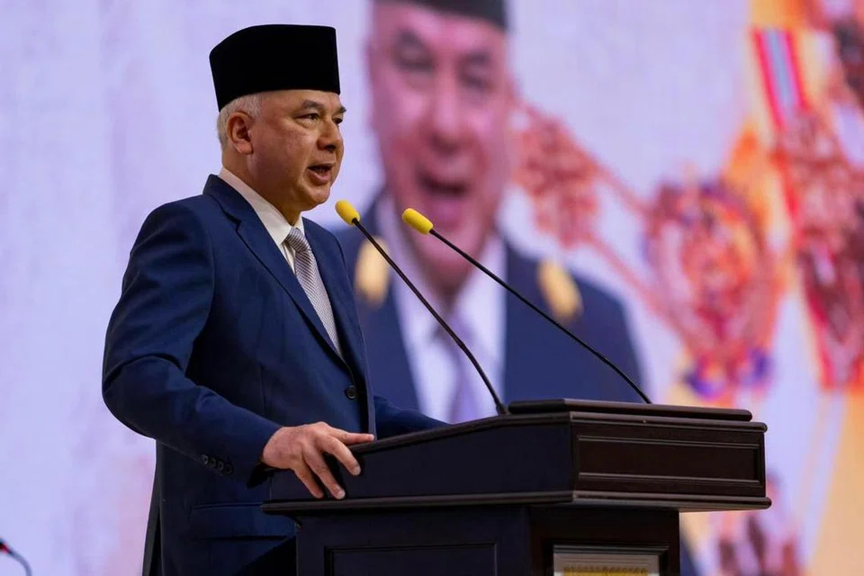 Sultan Perak, Sultan Nazrin Shah, berpandangan isu ajaran sesat harus ditangani hingga ke akar umbi kerana ia berkaitan akidah dan sebahagian besar pengikutnya mengikutinya di luar sedar.