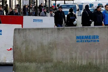 LANGKAH BERJAGA- JAGA: Blok-blok konkrit dipasang di Brandenburg Gate, Berlin, dan kenderaan berperisai diletakkan di pintu masuk zon sambutan Tahun Baru itu. - Foto REUTERS