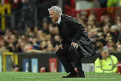 KEKALAHAN GANJIL?: Pengurus pasukan kelab bola sepak Manchester United, Jose Mourinho, sampai mahu menyangkung semasa mengarahkan pemainnya semasa perlawanan menentang Tottenham Hotspur di Old Trafford di Manchester, barat laut England kelmarin. - Foto AFP