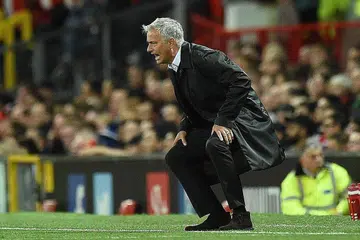 KEKALAHAN GANJIL?: Pengurus pasukan kelab bola sepak Manchester United, Jose Mourinho, sampai mahu menyangkung semasa mengarahkan pemainnya semasa perlawanan menentang Tottenham Hotspur di Old Trafford di Manchester, barat laut England kelmarin. - Foto AFP
