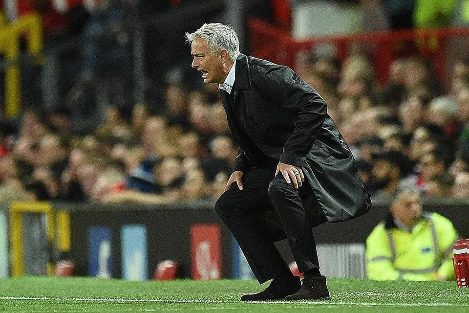 KEKALAHAN GANJIL?: Pengurus pasukan kelab bola sepak Manchester United, Jose Mourinho, sampai mahu menyangkung semasa mengarahkan pemainnya semasa perlawanan menentang Tottenham Hotspur di Old Trafford di Manchester, barat laut England kelmarin. - Foto AFP