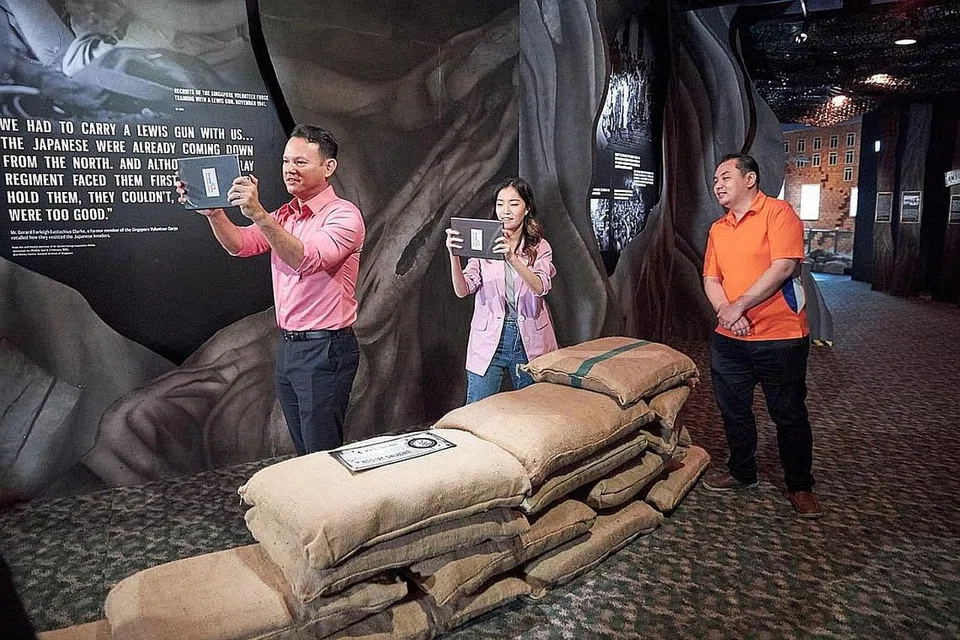 TEROKA PAMERAN: Encik Zaqy (kiri) dibawa meneliti pameran tetap terbaru bertajuk 'Through the Lens of Time' bersama pempengaruh Annette Lee dan pemandu pameran Tan Yong Wei di SDC semalam. Dalam ucapannya, Encik Zaqy menekankan kepentingan perpaduan dalam mengharungi gelombang cabaran seperti penularan wabak Sars pada 2003 dan kini pandemik Covid-19. - Foto MINDEF