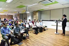 BERI BUTIRAN: Pengarah Eksekutif Mendaki Sense, Encik Heikal Yusope, memberikan taklimat kepada peserta yang ingin mengikuti Program PMET yang baru dilancarkan dengan disaksikan (tudung merah, barisan pertama) CEO Mendaki Rahayu Buang, Dr Muhammad Faishal Ibrahim (di sebelahnya) dan Encik Amrin Amin (paling kanan). - Foto MENDAKI