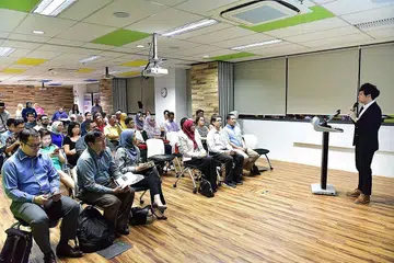 BERI BUTIRAN: Pengarah Eksekutif Mendaki Sense, Encik Heikal Yusope, memberikan taklimat kepada peserta yang ingin mengikuti Program PMET yang baru dilancarkan dengan disaksikan (tudung merah, barisan pertama) CEO Mendaki Rahayu Buang, Dr Muhammad Faishal Ibrahim (di sebelahnya) dan Encik Amrin Amin (paling kanan). - Foto MENDAKI