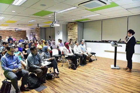 BERI BUTIRAN: Pengarah Eksekutif Mendaki Sense, Encik Heikal Yusope, memberikan taklimat kepada peserta yang ingin mengikuti Program PMET yang baru dilancarkan dengan disaksikan (tudung merah, barisan pertama) CEO Mendaki Rahayu Buang, Dr Muhammad Faishal Ibrahim (di sebelahnya) dan Encik Amrin Amin (paling kanan). - Foto MENDAKI