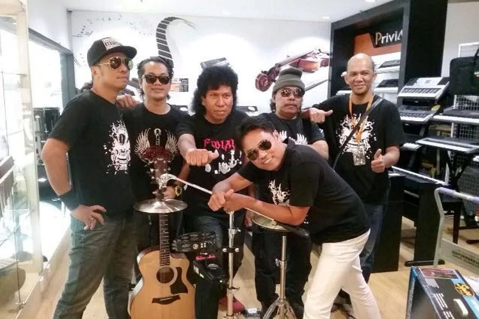 KEMBALI BERAKSI: Kumpulan Febians bakal membuat persembahan di Singapore Expo esok. Anggota terdiri daripada (dari kiri) vokalis Zuraini Tahir (Raymie), pemain gitar kedua, DG Rahmat Tapak (Matt); pemain dram Samsuri Tahir (Sham), pemain keyboard, Mohd Hisham Mohamad Zainon (Sam), pemain bes Muhd Rajip Mat Jadi (Yazeed) dan pemain gitar Nor Kamal Abd Ghani (Nano). - Foto ihsan FEBIAN 