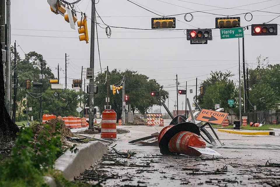 BENCANA ALAM: Taufan 'Nicholas' menyebabkan banjir melanda kawasan perumahan di Jamaica Beach di Texas kelmarin, dan kerosakan serta sampah di Houston (gambar atas). - Foto AFP