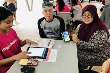 TUNJUK AJAR GUNAKAN TELEFON BIJAK: Seramai 100 warga emas Generasi Merdeka telah menerima bantuan dan tunjuk ajar mengenai cara menggunakan telefon bijak mereka dalam sesi Klinik Digital Generasi Merdeka yang diadakan pada September tahun lalu. - Foto MCI