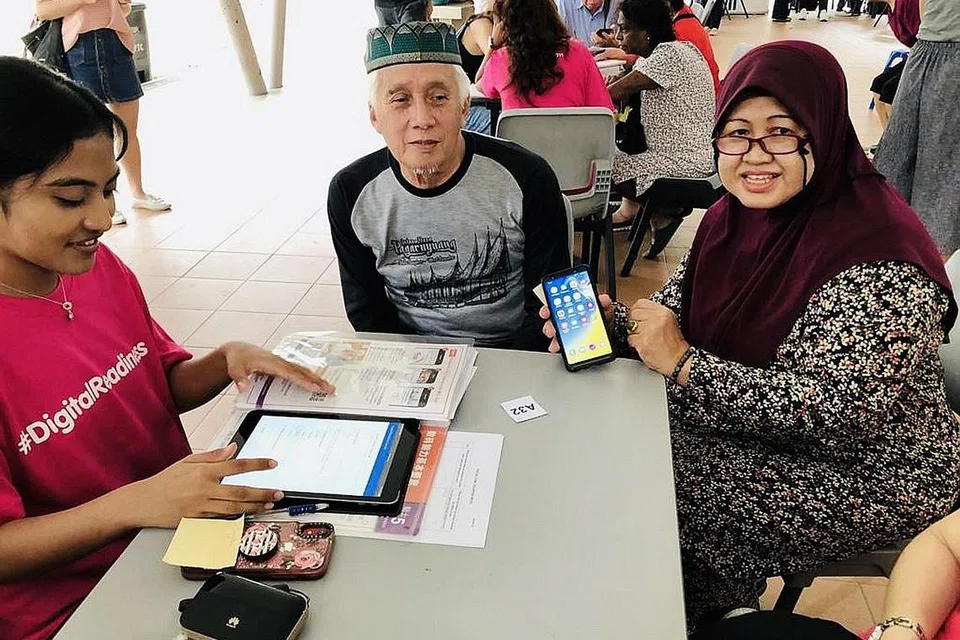 TUNJUK AJAR GUNAKAN TELEFON BIJAK: Seramai 100 warga emas Generasi Merdeka telah menerima bantuan dan tunjuk ajar mengenai cara menggunakan telefon bijak mereka dalam sesi Klinik Digital Generasi Merdeka yang diadakan pada September tahun lalu. - Foto MCI