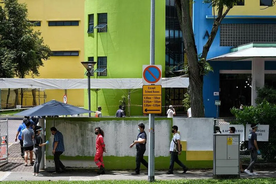 Orang ramai beratur di bekas Sekolah Rendah Da Qiao di Ang Mo Kio bagi ujian Covid-19. Tempat itu dijadikan Pusat Pemeriksaan Daerah (RSC) pada Mei lalu. MOH berkata individu tidak seharusnya pergi terus ke RSC bagi ujian Covid-19 melainkan mereka diundang sebagai sebahagian daripada operasi pengujian pengawasan masyarakat. - Foto KUA CHEE SIONG