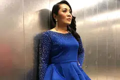 KESAL: Pereka fesyen Razman Razmi kesal pihak Amelina (gambar) tidak memilih busananya yang direka khas buat penyanyi itu bagi persembahan dalam separuh akhir GV5 Ahad lalu. - Foto INSTAGRAM AMELINA
