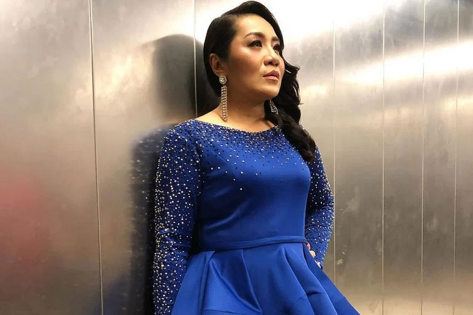 KESAL: Pereka fesyen Razman Razmi kesal pihak Amelina (gambar) tidak memilih busananya yang direka khas buat penyanyi itu bagi persembahan dalam separuh akhir GV5 Ahad lalu. - Foto INSTAGRAM AMELINA