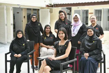 BERSEMANGAT MAHU KHIDMAT: Kakitangan Rumah Peralihan Rise Above (duduk, dari kiri) Eksekutif Operasi, Cik Mariam Bevi Mohamed Kuti; Penolong kanan pekerja sosial, Cik Nur Hamizah Abdul Rahim; Ketua Rumah Peralihan, Cik Rina Arip Wee (dari SPS); Pentadbir Eksekutif, Cik Maisara Roseli; (berdiri, dari kiri) Eksekutif Operasi, Cik Siti Faizah Abdullah; Ketua Operasi, Cik Nur Syaheedah Ali; Pengurus Pusat, Cik Saleha Rashidi; dan Pekerja Sosial, Cik Seah Jie Xi. - Foto BH oleh ARIFFIN JAMAR