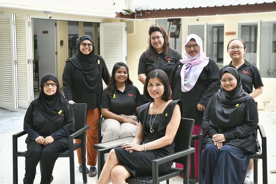 BERSEMANGAT MAHU KHIDMAT: Kakitangan Rumah Peralihan Rise Above (duduk, dari kiri) Eksekutif Operasi, Cik Mariam Bevi Mohamed Kuti; Penolong kanan pekerja sosial, Cik Nur Hamizah Abdul Rahim; Ketua Rumah Peralihan, Cik Rina Arip Wee (dari SPS); Pentadbir Eksekutif, Cik Maisara Roseli; (berdiri, dari kiri) Eksekutif Operasi, Cik Siti Faizah Abdullah; Ketua Operasi, Cik Nur Syaheedah Ali; Pengurus Pusat, Cik Saleha Rashidi; dan Pekerja Sosial, Cik Seah Jie Xi. - Foto BH oleh ARIFFIN JAMAR