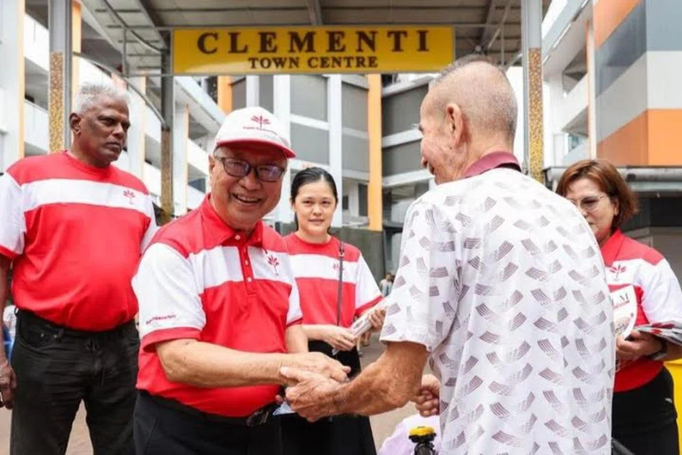 Pengerusi Parti Kemajuan Singapura  (PSP), Dr Tan Cheng Bock, bersalaman dengan seorang penduduk ketika satu lawatan menemui penduduk di Clementi Central pada 23 Februari. 