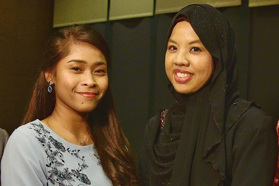 JADI INSPIRASI: Cik Kartika (kiri) dan Cik Syafiqah menerima Anugerah Jauhari Inspirasi malam tadi yang diberikan kepada anak muda di bawah 30 tahun yang menjadi contoh sebagai mengiktiraf usaha mereka dalam bidang masing-masing. - Foto BH oleh DESMOND WEE