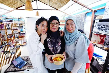 Bekas penduduk dan keturunan pulau-pulau sekitar Singapura seperti Pulau Semakau, Pulau Sudong dan Pulaun Semulun berkongsi warisan mereka menerusi masakan tradisional, dan persembahan seni. (Gambar kiri, dari kiri) Cik Rohani Rani, Cik Roziah Amat Rani dan Cik Noraini Rani menyediakan hidangan masakan orang Pulau Semakau seperti gulai nanas.
