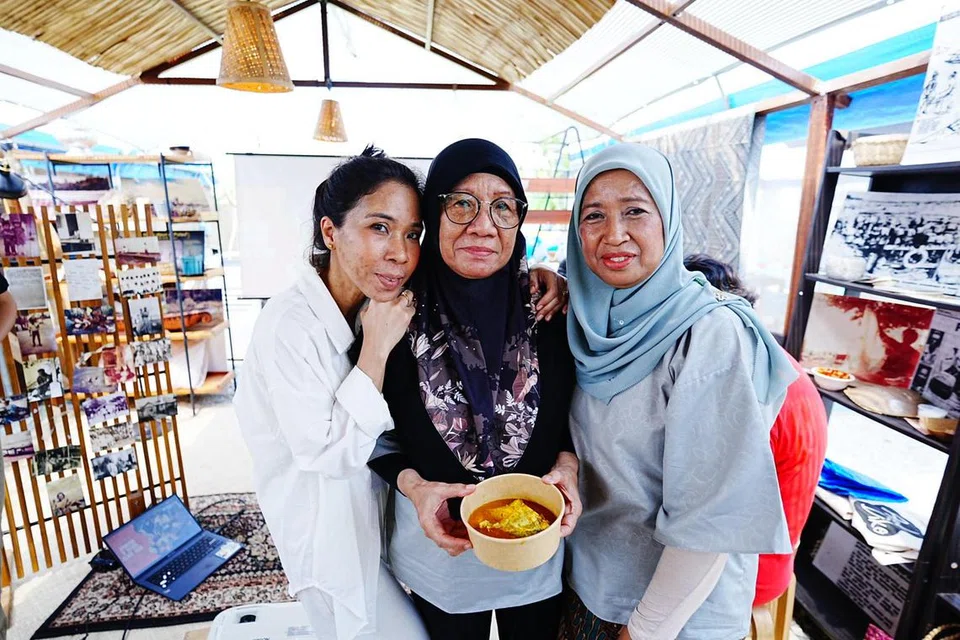 Bekas penduduk dan keturunan pulau-pulau sekitar Singapura seperti Pulau Semakau, Pulau Sudong dan Pulaun Semulun berkongsi warisan mereka menerusi masakan tradisional, dan persembahan seni. (Gambar kiri, dari kiri) Cik Rohani Rani, Cik Roziah Amat Rani dan Cik Noraini Rani menyediakan hidangan masakan orang Pulau Semakau seperti gulai nanas.