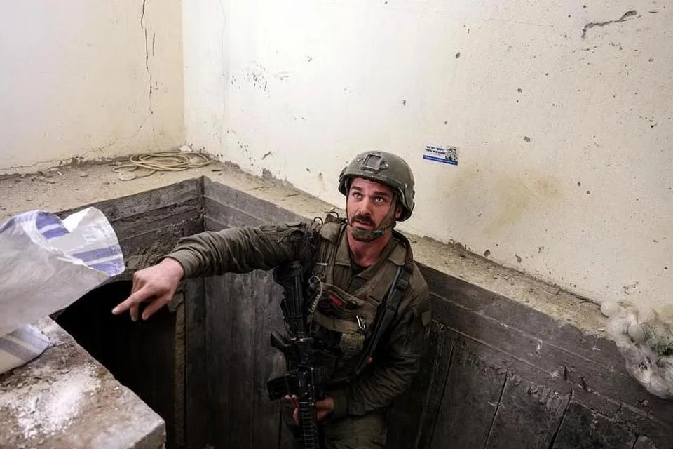 Tentera Israel mengatakan bahawa banyak tebusan yang diambil oleh Hamas telah atau terus ditahan dalam rangkaian terowong kumpulan militan yang luas di bawah Gaza. 