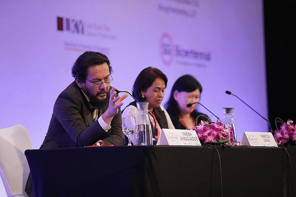 IDENTITI BERBILANG BUDAYA: Profesor Madya Dr Farish Ahmad Noor berkongsi pandangan tentang peri pentingnya identiti berbilang budaya dan bukan hanya pada peringkat nasional sahaja. Di tengah ialah moderator panel, Cik Vineeta Sinha, Ketua Jabatan Sosiologi Universiti Nasional Singapura (NUS) dan rakan panelis, Profesor Brenda Yeoh. - Foto-foto BH oleh GIN TAY