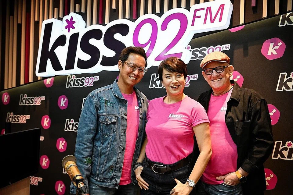 BERALIH KE KISS92: The Big Show menampilkan (dari kiri) Glenn Ong, Angelique Teo dan The Flying Dutchman. - Foto ST