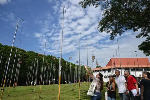Pengunjung yang mahu meneroka jejak warisan Lembaga Warisan Negara (NHB) secara bersendirian, boleh menggunakan panduan digital, ‘Jalan Jalan’. Salah satu tapak jejak warisan adalah Kelab Nyanyian Burung Kebun Baru di Blok 159, Ang Mo Kio Avenue 5. 