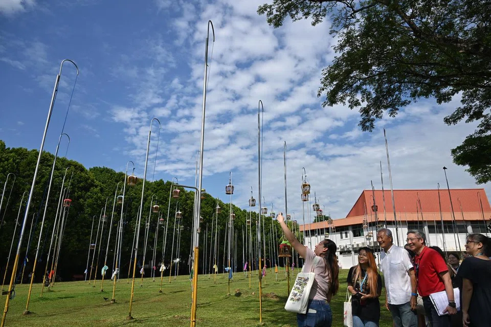Pengunjung yang mahu meneroka jejak warisan Lembaga Warisan Negara (NHB) secara bersendirian, boleh menggunakan panduan digital, ‘Jalan Jalan’. Salah satu tapak jejak warisan adalah Kelab Nyanyian Burung Kebun Baru di Blok 159, Ang Mo Kio Avenue 5. 
