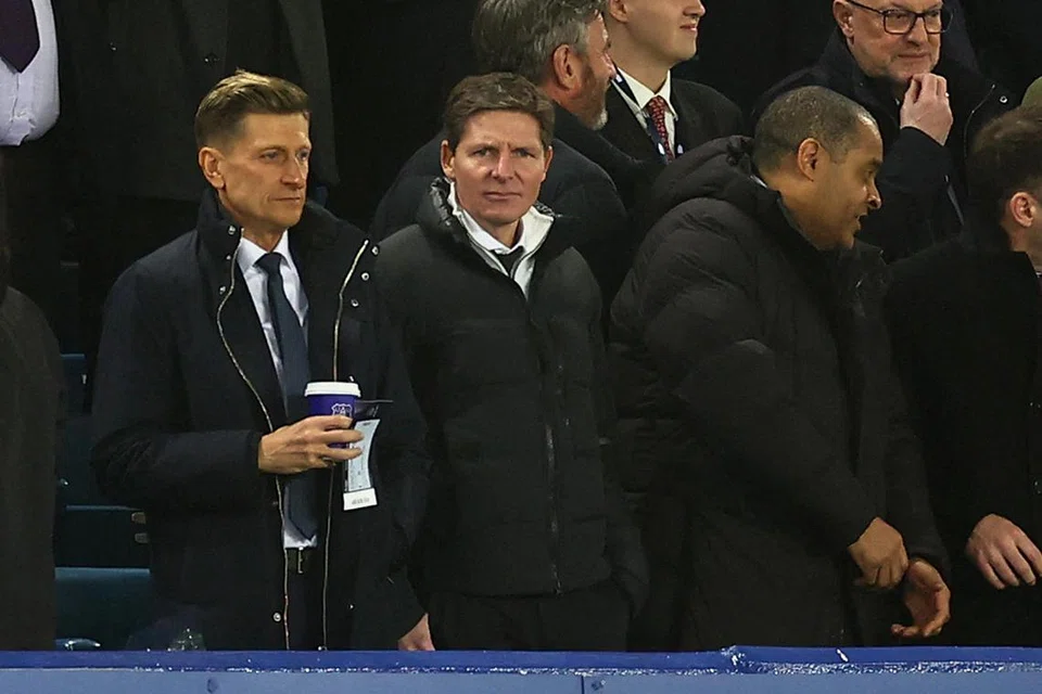 Pengurus baru Crystal Palace, Oliver Glasner (kanan), menyaksikan bersama pengerusi, Steve Parish (kiri), perlawanan kelab itu menentang Everton yang berakhir dengan seri 1-1.