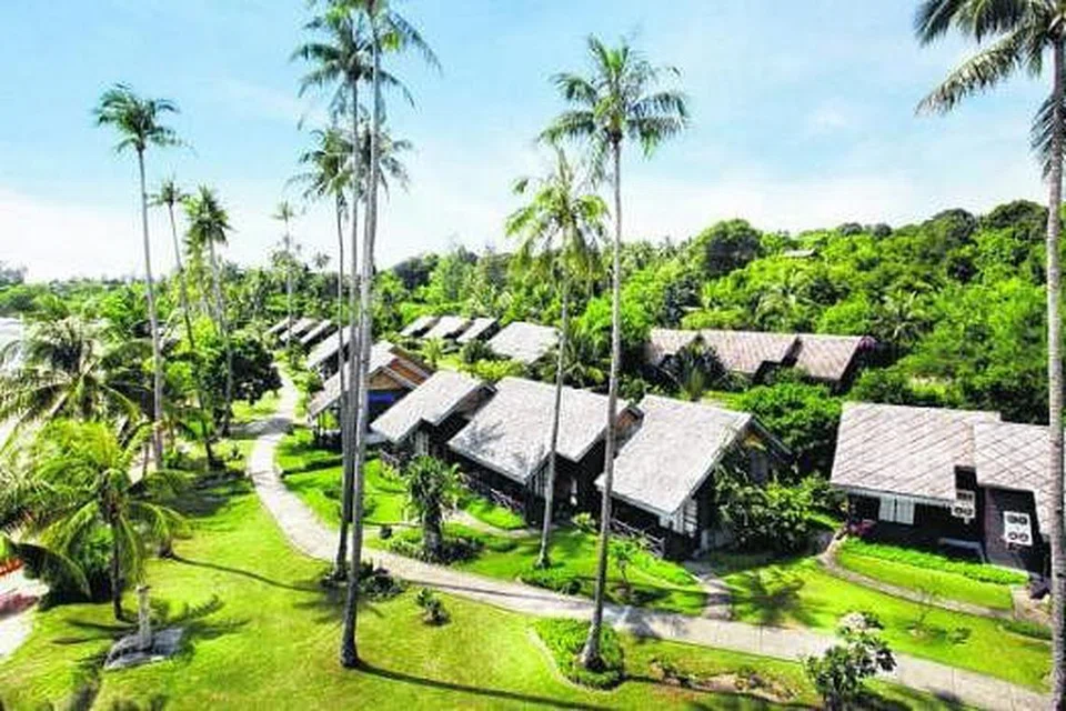 PENUH KEDAMAIAN: Setiap 'chalet' di Mayang Sari Beach Resort ini berhawa dingin dan dilengkapi kemudahan moden dengan kamar mandi serta beranda peribadi yang menghala ke taman atau laut.