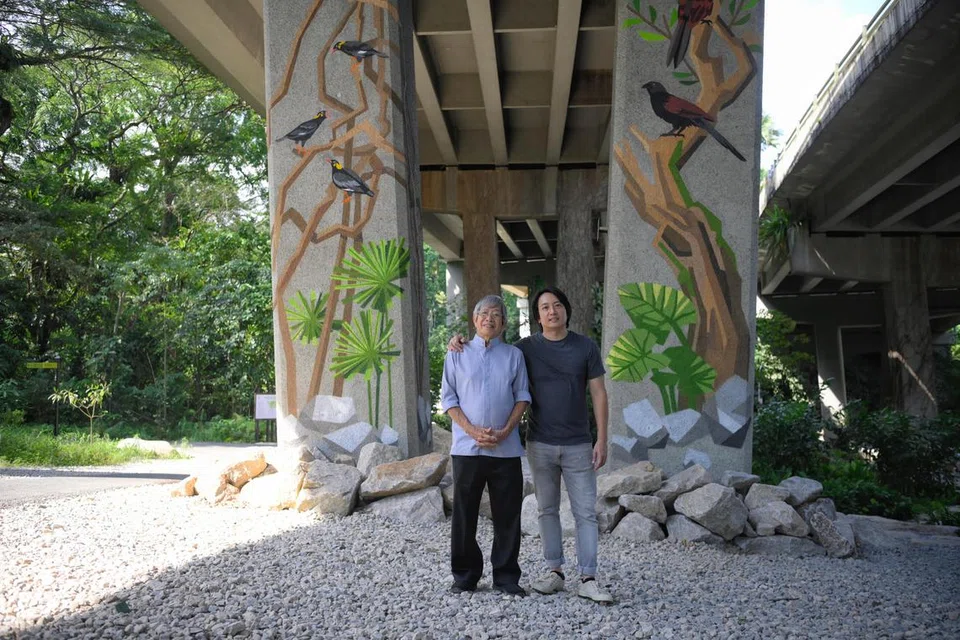 KARYA KELUARGA: Pasangan bapa dan anak, Encik Eng Siak Loy dan Encik Weng Ziyan, menghasilkan mural yang terletak di bawah laluan Jalan Anak Bukit.
