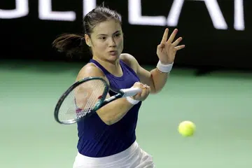 Pemain tenis Britain, Emma Raducanu beraksi semasa menewaskan pemain Canada, Rebecca Marino pada suku akhir Piala Billie Jean King pada 17 November.