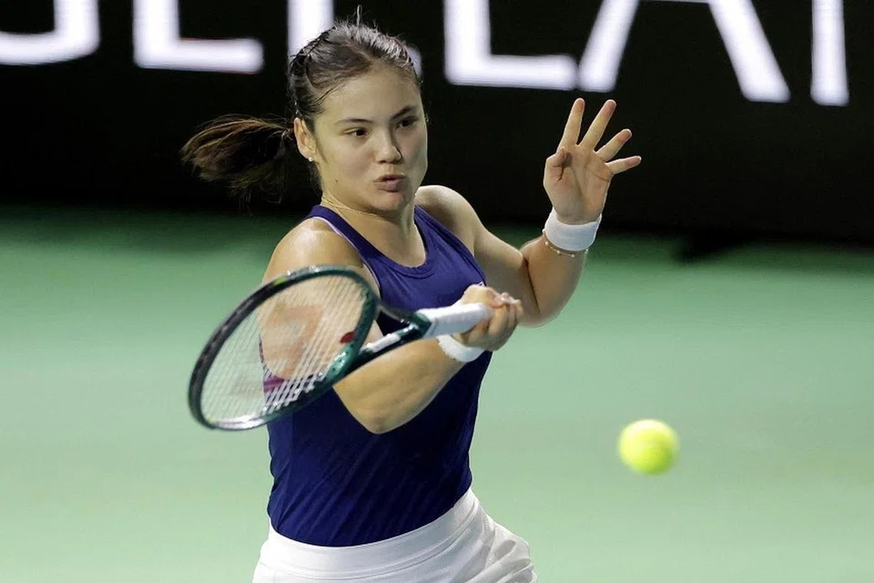Pemain tenis Britain, Emma Raducanu beraksi semasa menewaskan pemain Canada, Rebecca Marino pada suku akhir Piala Billie Jean King pada 17 November.
