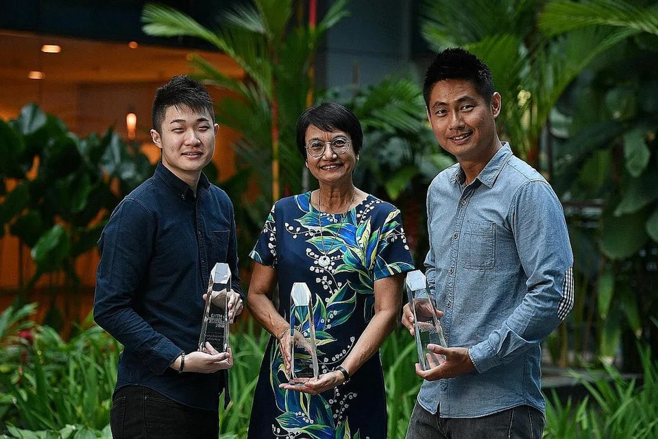 WARTAWAN DIIKTIRAF: (Dari kiri) Encik David Sun daripada The New Paper dinobat Wartawan Muda Terbaik; Cik Salma Khalik menerima anugerah Laporan Terbaik; dan jurugambar Encik Kevin Lim dari The Straits Times pula menerima Anugerah Wartawan Terbaik di Anugerah Tahunan Kumpulan Media Inggeris, Melayu, Tamil (EMTM) SPH semalam.- Foto BH oleh CHONG JUN LIANG