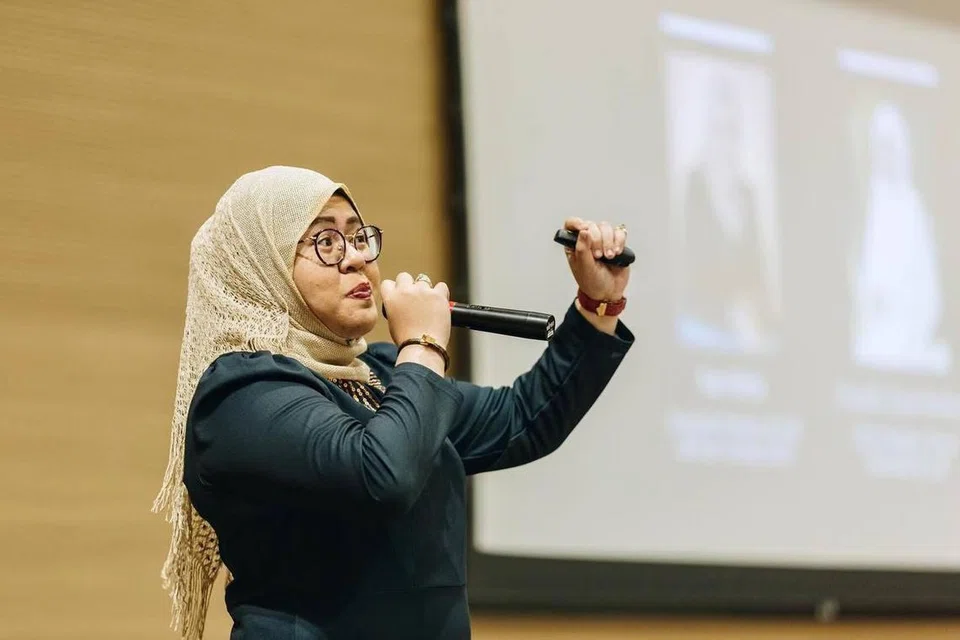 Cik Nur Fitria Rozlan ketika memberi ceramah mengenai pelaburan dan kewangan.
