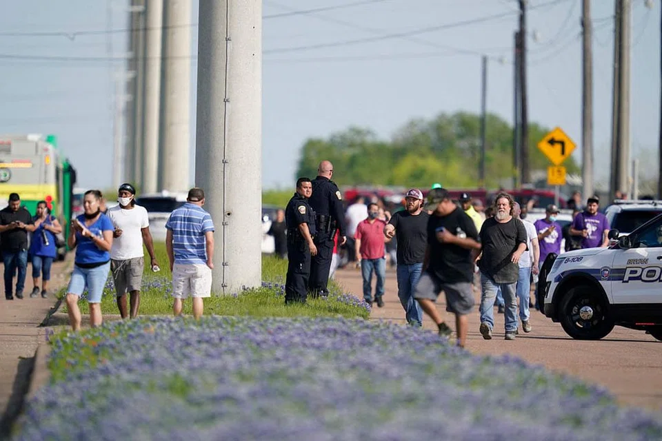 KAWALAN POLIS: Pegawai polis mengarahkan para pekerja di kawasan perniagaan di Texas agar meninggalkan lokasi tembakan rambang kelmarin. -Foto AFP