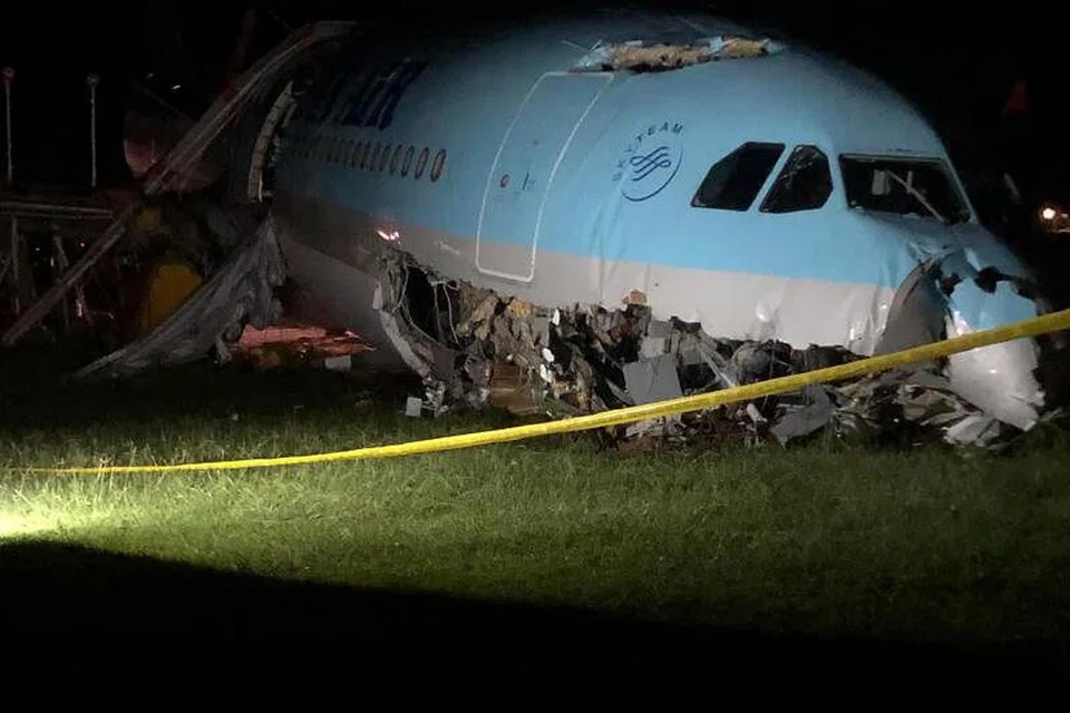 Pesawat Airbus SE A330 yang terbang dari Seoul ke Cebu itu telah cuba mendarat dua kali dalam keadaan cuaca buruk sebelum ia terlajak melepasi landasan pada percubaan ketiga pada 11.07 malam waktu tempatan.