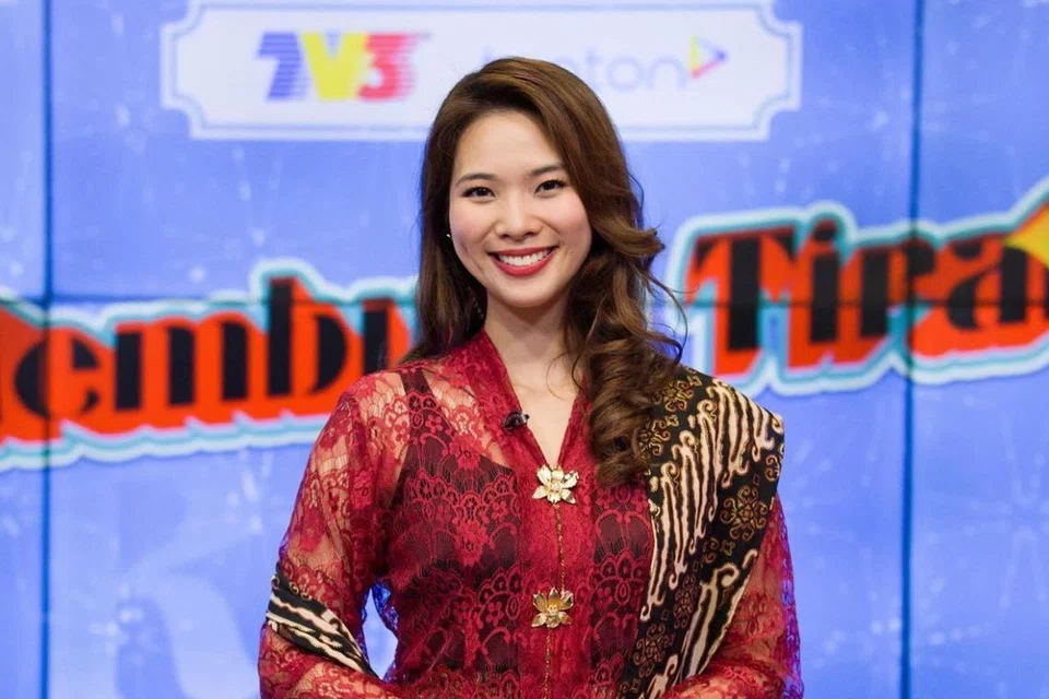 Mekyun, gadis Cina yang boleh berbahasa dialek Kelantan, mempunyai ramai pengikut yang tertarik pada kerendahan hatinya dan perkongsiannya tentang resipi mudah serta masyarakat berbilang kaum di Malaysia.